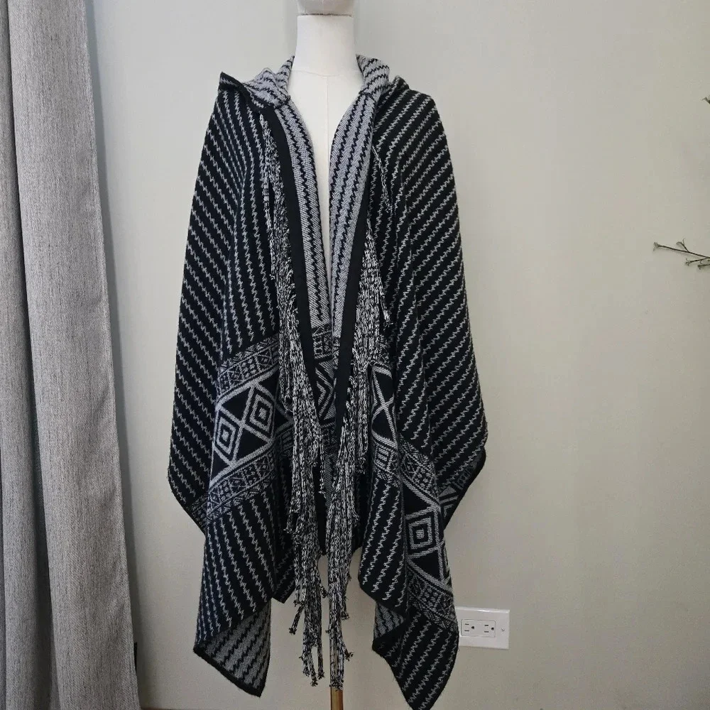 TOPSHOP Black and White Hooded Tassel Poncho one size NWT - Picture 3 of 10